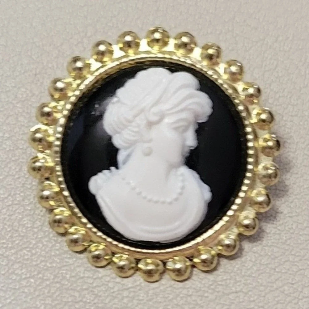 Vintage Unsigned Fashion Plastic White Cameo Lady on Black Gold Tone Brooch‎ Pin